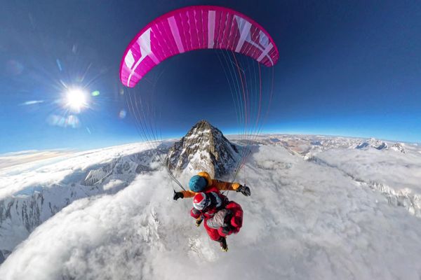 Liv Sansoz et Bertrand Roche ont gravi le K2, deuxième plus haut sommet du monde, sans oxygène, avant de s'envoler en biplace.