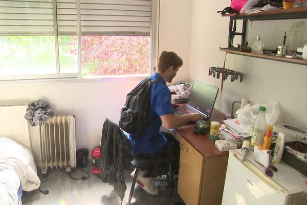 Étudiant dans une chambre universitaire du Crous de Bordeaux (illustration)