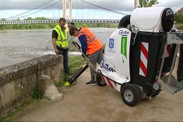 Kévin s'est occupé de l'entretien des espaces verts. 