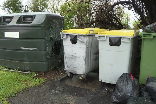 Le petit village sud Tarnais de Saint-Pierre-de-Trivisy est en émoi : ces dernières semaines, un individu s’en prend aux containers de la commune. Des feux de poubelles qui inquiètent. Les dégâts se chiffrent à 4 000 euros. Une enquête est en cours.