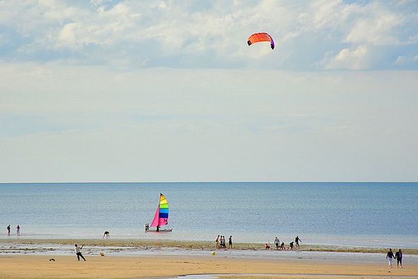 Quelques nuages élevés à l'horizon de la plage de Ouistreham ce DIMANCHE, à l'occasion du départ de la Normandy Channel Race, à suivre grâce à la page Facebook de France 3 Normandie.