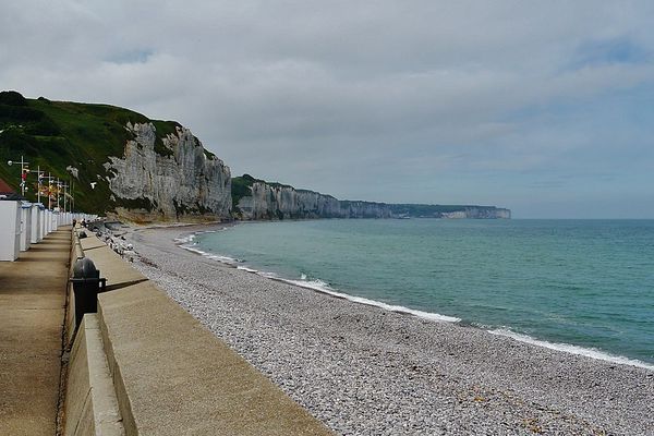 Un ciel chargé et menaçant, ce DIMANCHE, à l'horizon de la plage de Fécamp...