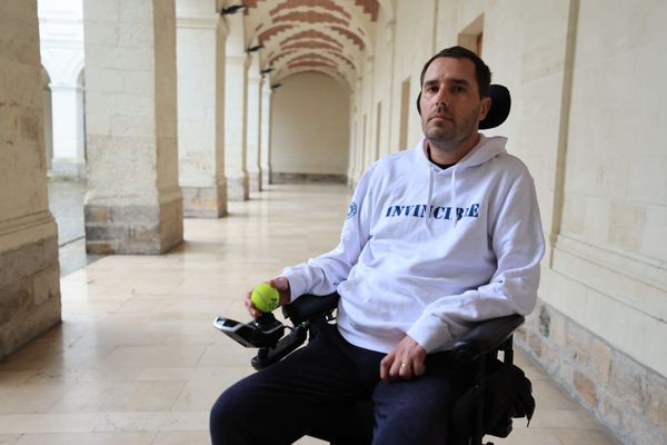 Habitant d'Amiens, dans la Somme, Loïc Résibois, atteint de la maladie de Charcot, est mort ce mardi 24 septembre, sur l'île de Ré, entouré de ses proches, selon un message diffusé sur le réseau social X par le député de la Charente-Maritime, Olivier Falorni.