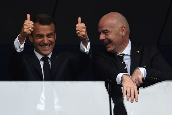 Le président français Emmanuel Macron et le président de la Fifa, Gianni Infantino à Moscou après la victoire de la France en Coupe du monde, le 15 juillet 2018.