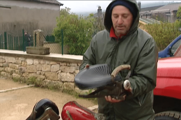 Damien est éleveur dans le Haut-Doubs. Il est venu entre deux traites pour vendre ses vieux trésors.