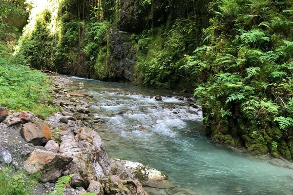 L'eau ruisselle sur les roches dans les gorges de Kakuetta