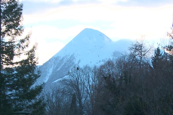 Deux randonneuses ont perdu la vie le 1er janvier après avoir chuté dans le massif du Cagire. L'accès aux chemins de randonnée est désormais interdit par arrêté municipal en raison de la dangerosité du site.