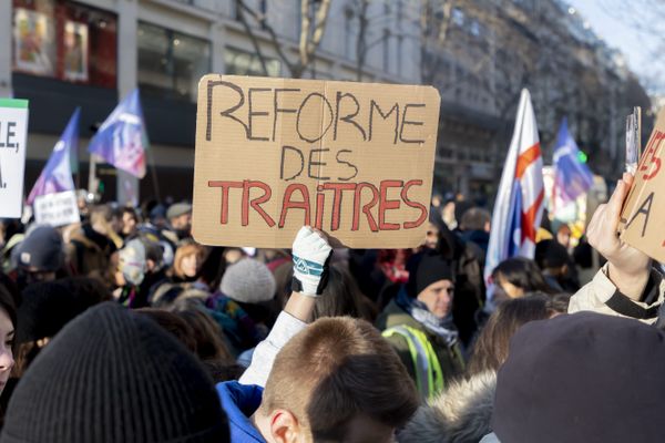 Une pancarte "Réforme des traîtres" dans le cortège contre la retraite à 64 ans.