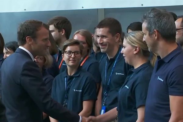 Emmanuel Macron en déplacement sur le site Safran, à Villeurbanne ce lundi 8 juillet