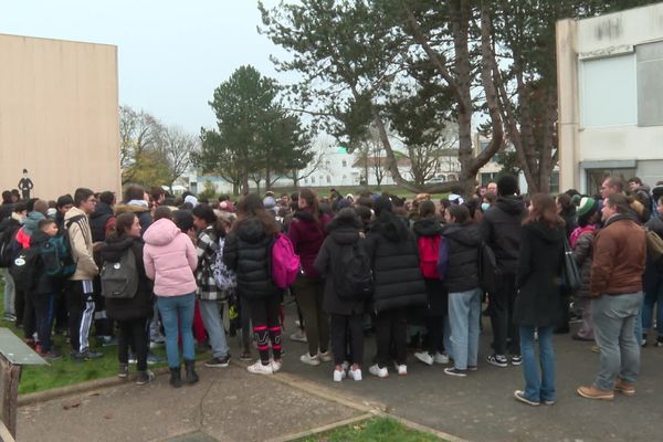 Le 8 décembre 2022, plus de 350 élèves et 40 membres de l'équipe pédagogique du collège Anatole France de Châteaudun se sont rassemblés dans la cour afin de soutenir Zuriba et sa famille, sous le coup d'une expulsion.