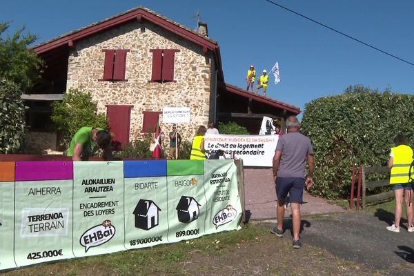 La résidence secondaire du ministre Bruno Lemaire à St-Pée-sur-Nivelle investie par des militants d'EH BAI pour réclamer des mesures face à la crise du logement au Pays basque