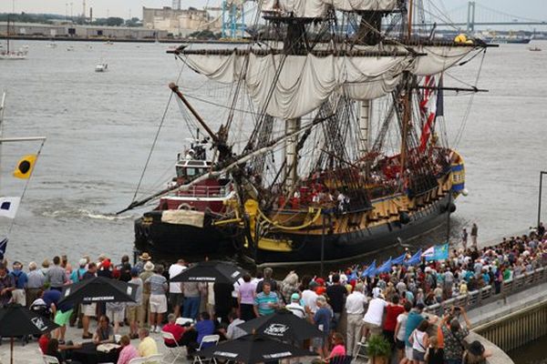 Des milliers de spectateurs pour assister à la mise à quai de l'Hermione à Philadelphie.