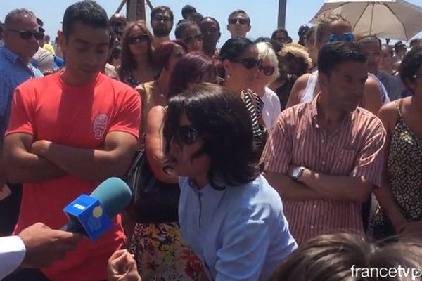 Une femme, musulmane, laisse éclater sa colère sur la Promenade des Anglais.