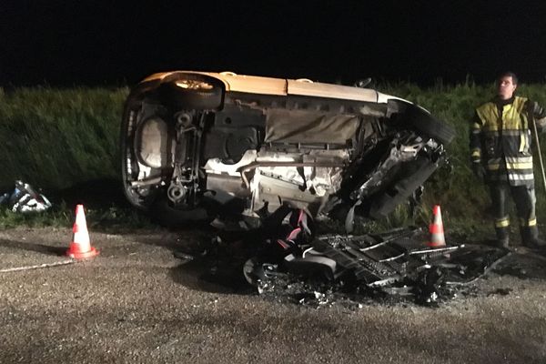 Le conducteur de cette berline blanche, âgé de 55 ans, était originaire du Val-de-Marne