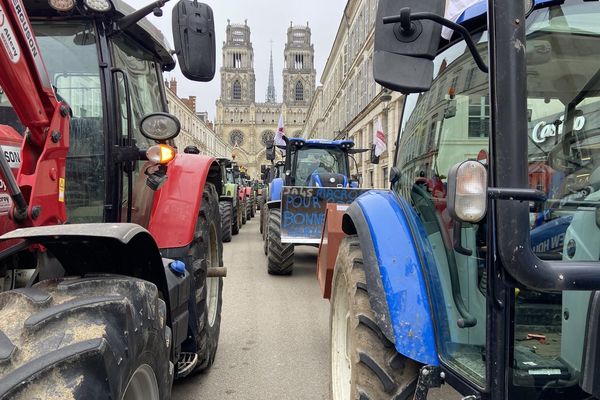 Des centaines de tracteurs se sont rassemblés devant la cathédrale d'Orléans, le 30 janvier 2024