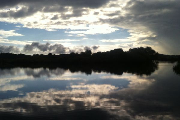 Ciel de traîne sur le lac de Grand-lieu en bordure du Pays de Retz