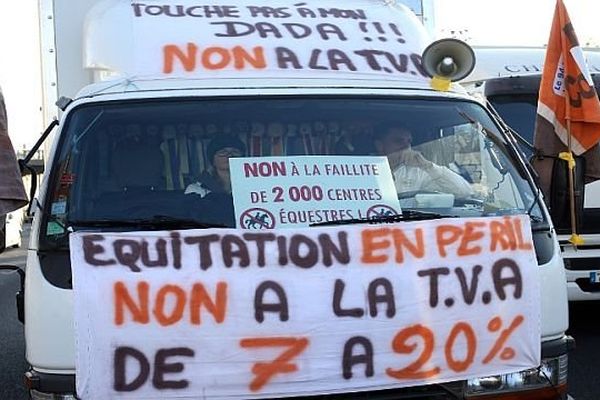 Les manifestations (ici à Paris) se multiplient pour protester contre la hausse de la TVA sur les centres équestres 