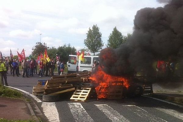 8e journée de manifestation contre la loi Travail : les grévistes bloquent le Pôle 45 à Ormes (Loiret)