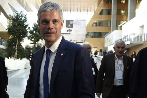 Laurent Wauquiez arrive au conseil régional d'Auvergne-Rhône-Alpes le 4 janvier 2016.