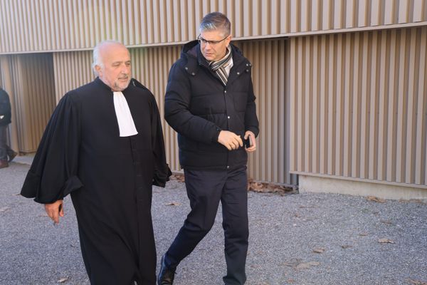 Julien Ruas, le seul élu municpal mis en cause, accompagné de son avocat.