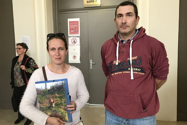 Sylvia Bachellerie et William Vayne, les gardiens de Maurice le sanglier, juste avant l’audience au Tribunal de Tulle.