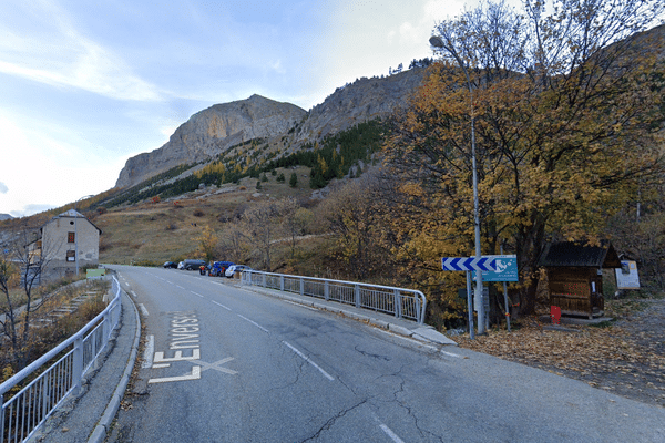 La route menant au col du Lautaret reste coupée au niveau du pont de l'Alp, à Monêtier-les-Bains. Illustration.