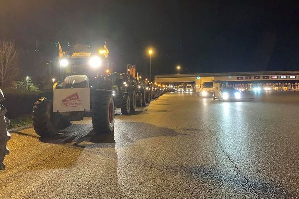 Les tracteurs en route vers Paris circulent sur la voie de droite de l'A13 et ne bloquent pas la circulation.