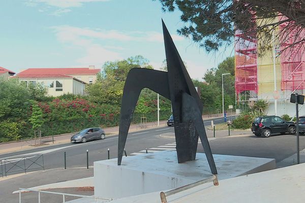 Taguée et abîmée, l'oeuvre du sculpteur américain Alexandre Calder fait triste mine à Perpignan.