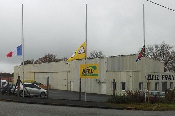 Les drapeaux de l'entreprise Bell sont en berne.