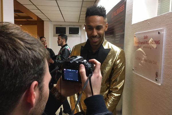 Le joueur Pierre Emerick Aubameyang de passage à Laval dans le gymnaste qui porte désormais son nom   