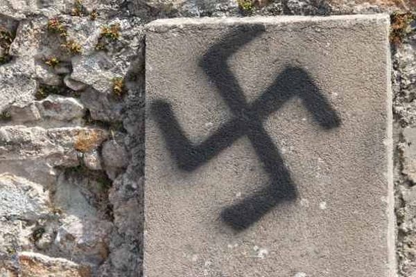 Des tags antisémites et sataniques ont été retrouvés sur le mur du cimetière et la porte du temple protestan d'Autun, en Saône-et-Loire.