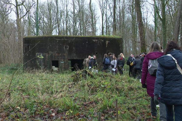 Les élèves du lycée Joliot Curie d’Hirson découvrent les blockhaus de la forêt de Saint-Michel utilisés comme ligne de défense lors de la Seconde Guerre mondiale.