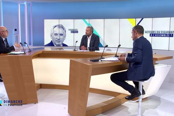 Le député Europe Écologie Les Verts de la Gironde, Nicolas Thierry et Jean-Pierre Cubertafon, député Modem de la Dordogne débattent sur le plateau de France 3 Aquitaine. ( 21 octobre 2022)