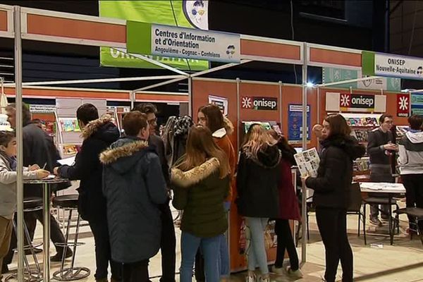 Au salon des métiers de la formation et de l'orientation à l'Isle-d'Espagnac en Charente.