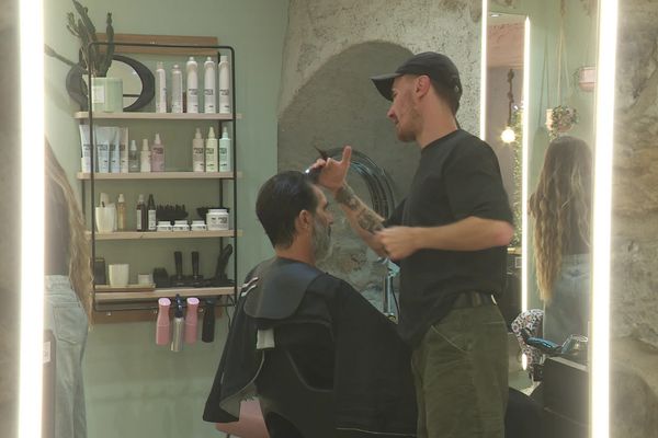 Un salon de coiffure d'Annecy a adopté des tarifs non genrés, établis selon la longueur des cheveux.