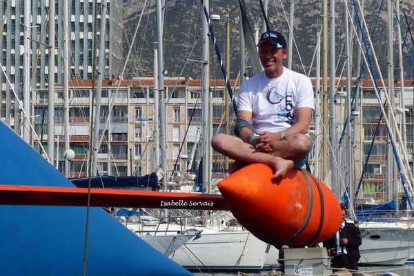 Sébastien Destremau, tout sourire, dans le port de Toulon le 23 mars dernier.