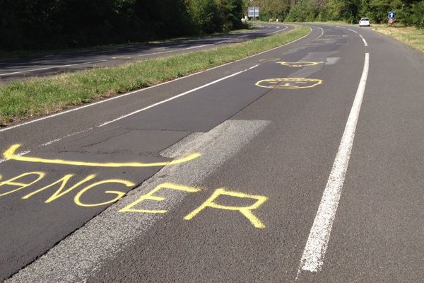 Les motifs en jaune sont destinés à interpeller les motards sur les différentes zones dangereuses de la chaussée