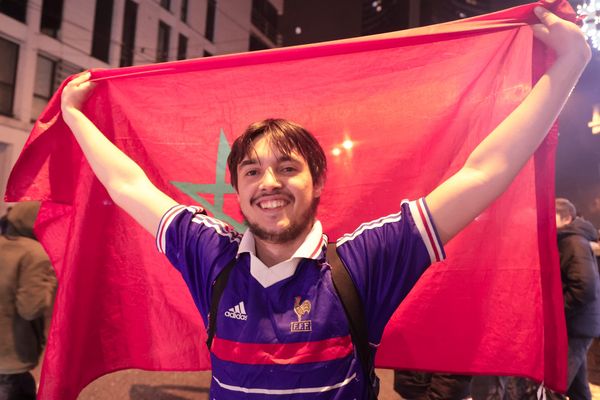 Ce supporter porte un maillot de l'équipe de France de football et un drapeau marocain, les deux nations qui s'affrontent en demi-finale de la Coupe du monde le mercredi 14 décembre 2022.