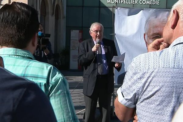 Jacques Cheminade, candidat à la présidentielle a ouvert le débat ce jeudi, sur la place de la Comédie avec les passants - 14 avril 2017