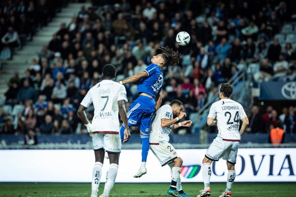 Yllan Okou au duel avec Maxime Sivis, défenseur de Guingamp, le 28 octobre 2023.