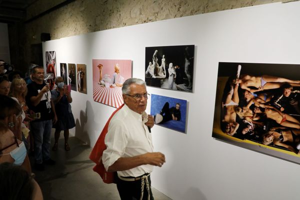 Jean-Marie Périer devant son exposition au festival Les Nuits Photographiques à la fondation Carzou