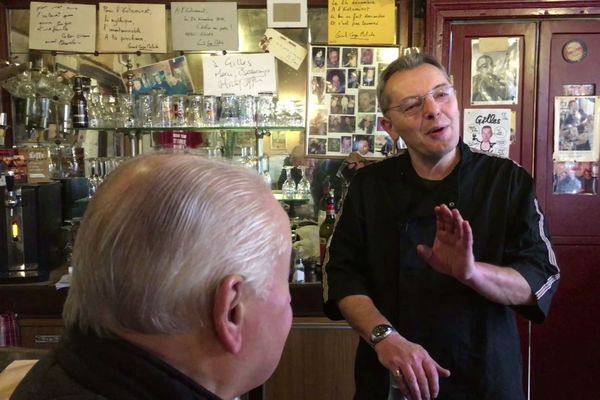 Calé derrière son bar, Gilles aime taquiner ses clients.