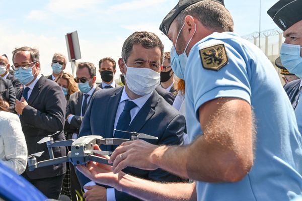 Gérald Darmanin lors d'un autre déplacement à Calais, en juin 2020, observe l'un des drones de la police.