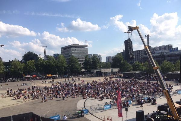 Derniers préparatifs de la fan zone à Rennes, esplanade Charles de Gaulle. Pour le match France-Belgique, 25 000 personnes sont attendues devant l'écran géant.