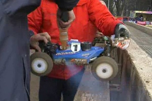 Pilotage technique et arrêt au stand, comme en formule 1, dans ce grand prix de buggy 4x4 radiocommandés 