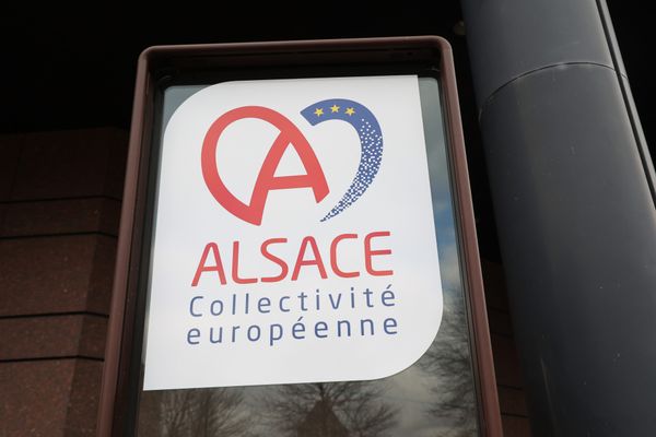 Le logo de la CEA (Communauté européenne d'Alsace) à l'entrée du siège à Strasbourg.