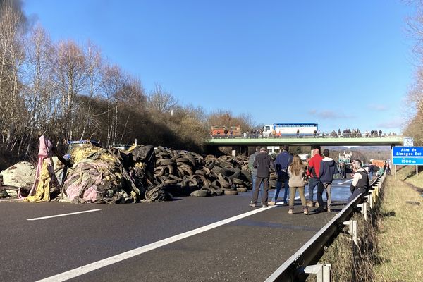 Les agriculteurs bloquent l'A20