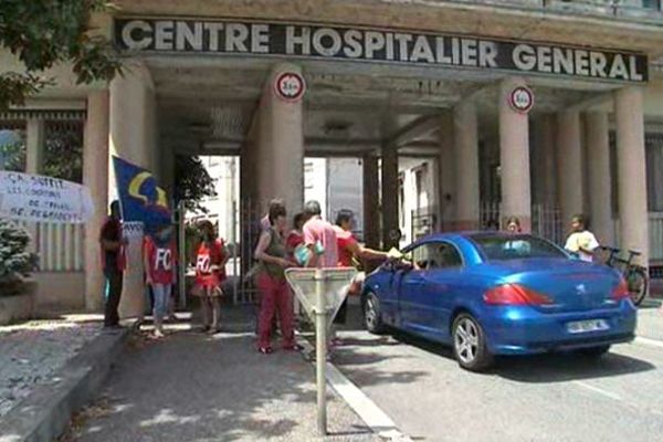 Manifestation et distribution de tracts à l'hôpital de Chambéry