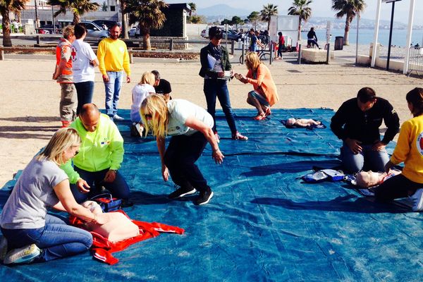 Enseignement des gestes qui sauvent plage de la Figuière.