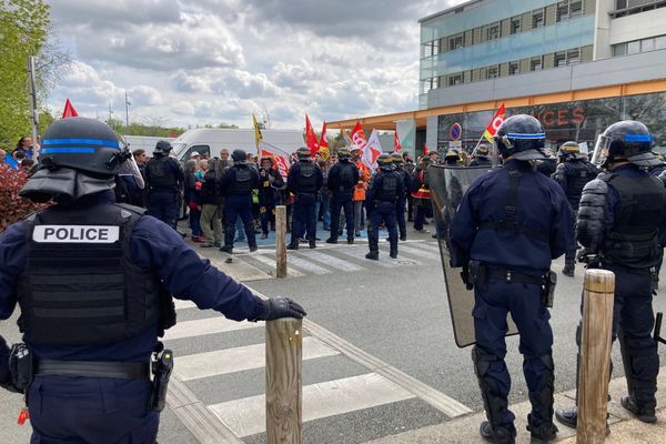 Des dizaines de manifestants ont mené un concert de casseroles à l'arrivée du ministre de la Santé au CHU de Poitiers (Vienne), ce lundi 24 avril.